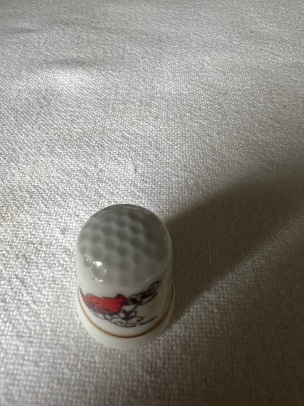 vintage, porcelain souvenir thimble featuring a hand-painted red cardinal - Picture 3 of 4